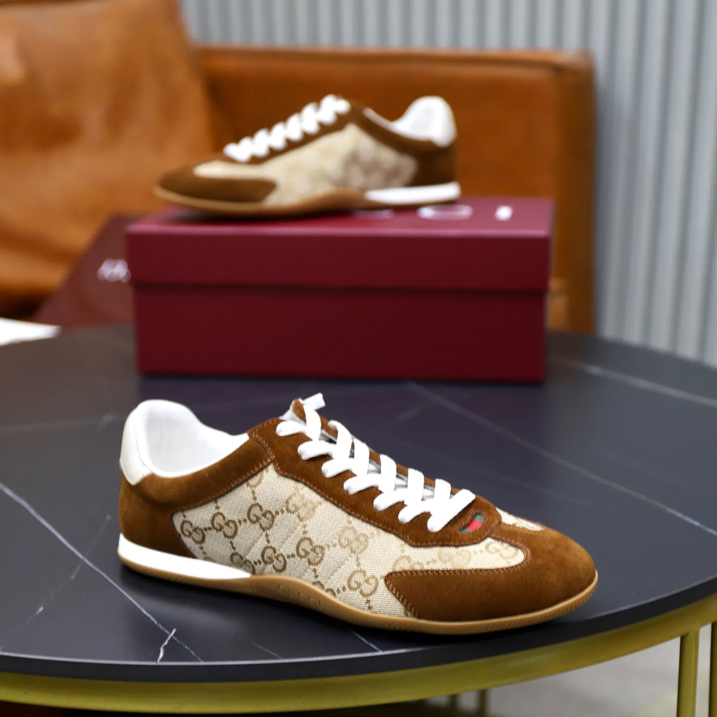 Ex-factory price: 580💰💰Gucci Shift series couple's sports shoes ❗❗ The Gucci Shift series is newly launched, with a lightweight design that reinterprets sports style. The neat silhouette adds a sense of freedom and exudes sophistication when moving. The webbing detail runs like an endless ribbon throughout the design, and the side seam details add a finishing touch. ❗Original development ❗Washed effect cowhide upper ❗Two-color Tpu outsole ❗Size: Female 35-41 Male 39-45
